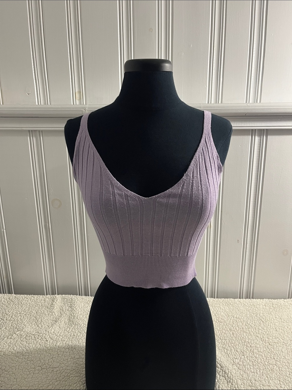 Ribbed V-Neck Cropped Tank Top in Lavender